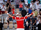 Novak Djokovi slaví vítzství na Roland Garros.