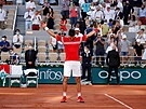 Novak Djokovi slaví vítzství na Roland Garros.