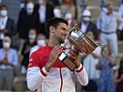 Novak Djokovi s pohárem pro vítze Roland Garros