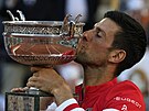 Srbský tenista Novak Djokovi líbá pohár pro vítze Roland Garros.