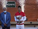 Novak Djokovi s pohárem muketýr, vlevo tenisová legenda Björn Borg