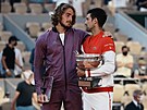 Srbský tenista a vítz Roland Garros 2021 Novak Djokovi s popraeným...