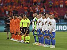 Fotbalisté Ukrajiny zpívají svou hymnu ped startem utkání s Nizozemskem.