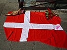 Kvtiny, vzkazy i dánská vlajka se sely ped nemocnicí v Kodani, ve které te...