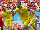 Ukrajinský kapitán Andrij Jarmolenko se raduje z úvodní trefy zápasu proti...