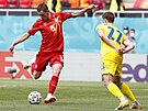 Arijan Ademi ze Severní Makedonie stílí v utkání Eura proti Ukrajin.