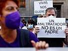 Lidé na Tenerife demonstrují proti násilí na enách a na památku unesených...