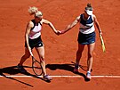 Barbora Krejíková (vpravo) a Kateina Siniaková se povzbuzují bhem finále...