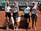 Spolená fotografie finalistek Roland Garros, zleva stojí Kateina Siniaková,...