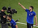 Manuel Locatelli zdraví fanouky poté, co vstelil první gól Itálie proti...