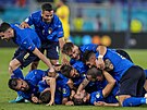 Italtí fotbalisté zavalili stelce Manuela Locatelliho po jeho druhém gólu do...