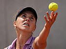Linda Nosková servíruje v juniorském finále en na Roland Garros.