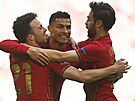 Portugaltí fotbalisté oslavují gól Cristiana Ronalda (uprosted).