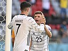 Nmetí fotbalisté Kai Havertz a Thomas Müller se radují z gólu v utkání proti...