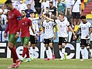 Nmetí fotbalisté oslavují gól v utkání proti Portugalsku.