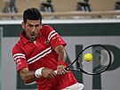 Srb Novak Djokovi hraje bekhend ve tvrtfinále Roland Garros.
