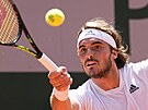 ek Stefanos Tsitsipas hraje forhend v semifinále Roland Garros.