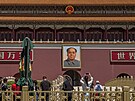 Lidé si fotí obraz zakladatele komunistické ínské lidové republiky Mao...