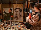 ena si fotí obrazy zakladatele komunistické ínské lidové republiky Mao...