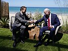 Francouzský prezident Emmanuel Macron (vlevo) se na summitu G7 seel s...