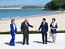 Britský premiér Boris Johnson s manelkou Carrie (vlevo) zdraví jihokorejského...