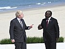Britský premiér Boris Johnson zdraví jihoafrického prezidenta Cyrila Ramaphosu...