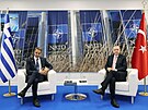 ecký premiér Kyriakos Mitsotakis (vlevo) a turecký prezident Recep Tayyip...
