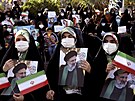 V Íránu volí nového prezidenta. Na snímku jsou podporovatelky kandidáta...