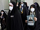 V Íránu volí nového prezidenta. ena vpravo drí portrét generála revoluních...