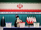 V Íránu volí nového prezidenta. Na snímku duchovní vdce ajatolláh Alí...