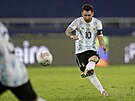 Argentinský kapitán Lionel Messi stílí gól z pímého kopu v utkání Copa...