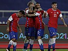 Fotbalisté Chile slaví gól Eduarda Vargase na Copa América.
