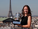 Barbora Krejíková v paíských kulisách s trofejí pro vítzku Roland Garros.