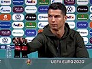 Fotbalová superhvzda Ronaldo schoval láhve Coca-coly a nabádal k pití vody