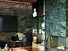 Horská chata: v interiéru pevaují pírodní materiály, devo a kámen.