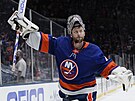 Ruský branká Semjon Varlamov slaví s fanouky New York Islanders postup do 3....