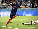 Francouz Karim Benzema se raduje z gólu, který mu ale video nakonec sebralo...