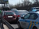 Po rychl jzd v Kbelsk ulici skonila dv auta nabouran. Policie hled...
