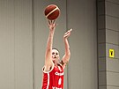 eská basketbalistka Renáta Bezinová stílí na ko Bloruska.