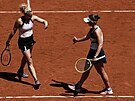 Barbora Krejíková (vpravo) a Kateina Siniaková se radují ve finále tyhry na...
