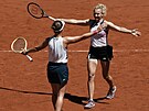 Barbora Krejíková (zády) a Kateina Siniaková slaví triumf ve finále tyhry...