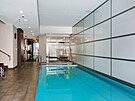 Souástí elegantního bytu je pístup do vyhívaného bazénu, posilovny a sauny.  