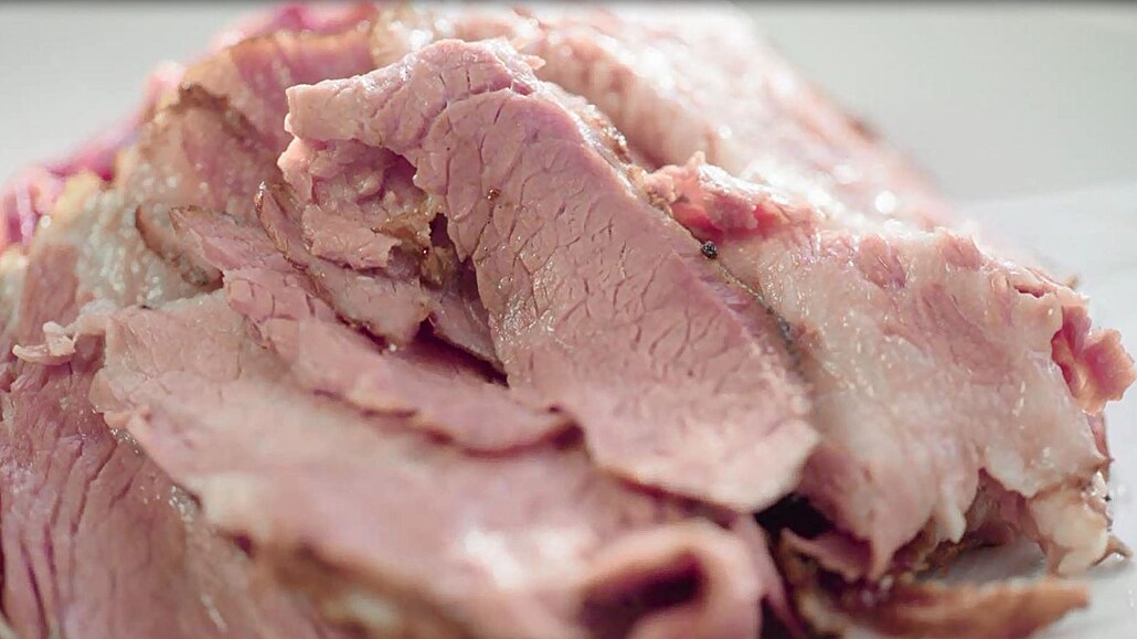 Domácí pastrami na grilu je pro trpělivé. Nakládáte ho skoro týden