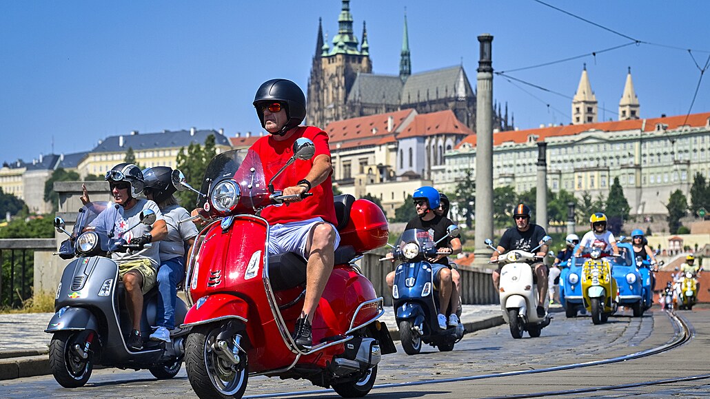 Prahu zaplnili jezdci na vosách. Spanilé jízdy se zúčastnily stovky skútrů