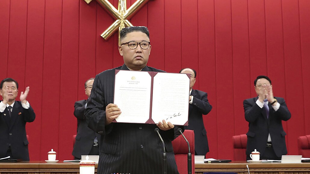 Severokorejský vůdce Kim Čong-un na stranickém zasedání. (17. června 2021)