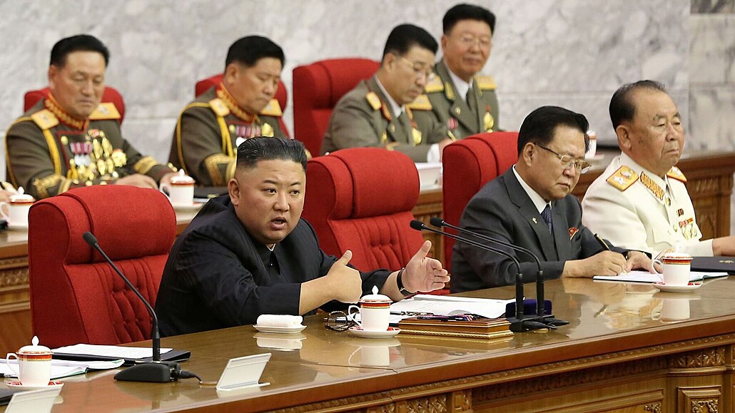 Severokorejský vdce Kim ong-un na stranickém zasedání. (17. ervna 2021)