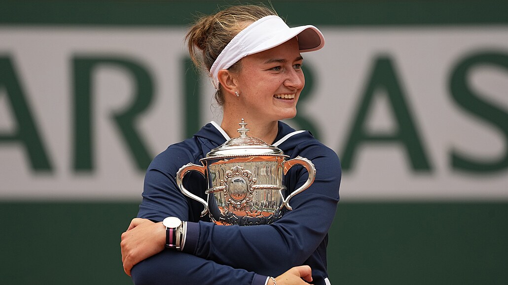 Pohár Suzanne Lenglenové svírá pevn v rukou eská tenistka Barbora Krejíková.