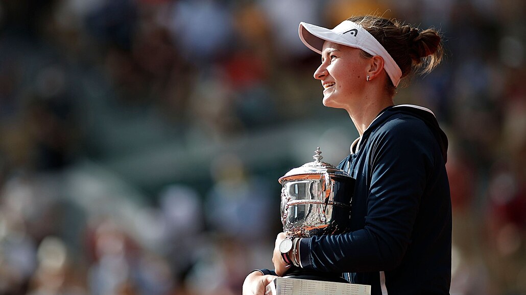 Nadená Barbora Krejíková s pohárem pro vítzku Roland Garros