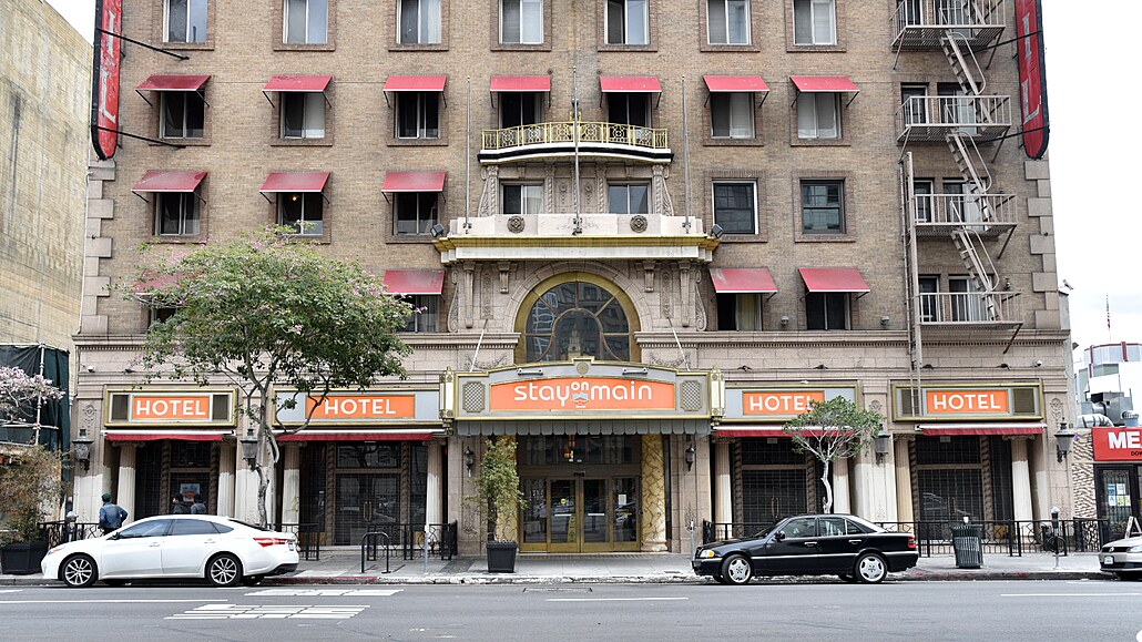 Historický hotel Cecil v LA, nyní známý jako Stay on Main.