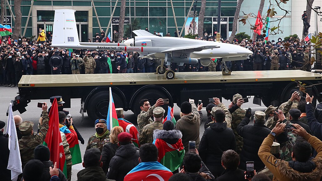 Ázerbájdán na oslavné vojenské pehlídce ke konci války s Arménií hrd...
